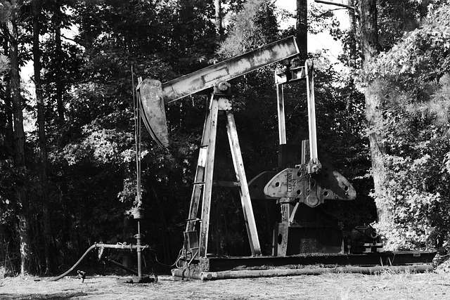 ホルムズ海峡が封鎖された場合、原油価格はどう変動するか？その影響と市場反応の予測